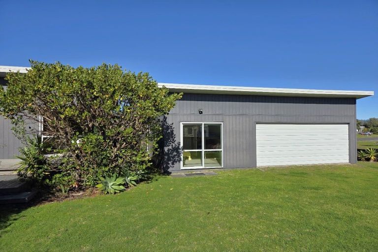 Photo of property in 102 Sands Crescent, Matarangi, Whitianga, 3592