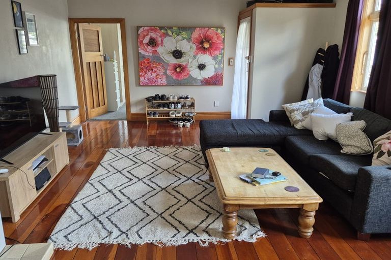 Photo of property in 17 Apu Crescent, Lyall Bay, Wellington, 6022