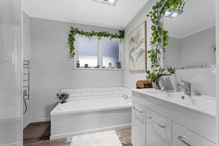 Photo of property in 84 Millbrook Road, Henderson, Auckland, 0612