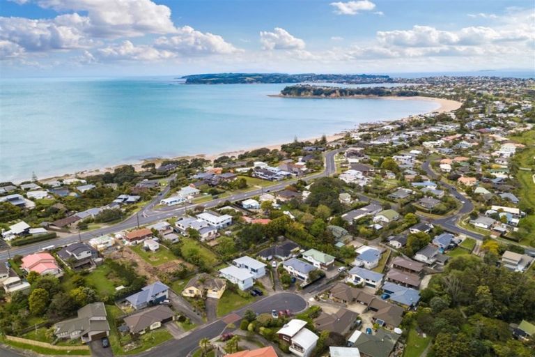 Photo of property in 1/9 Ellenbury Place, Stanmore Bay, Whangaparaoa, 0932