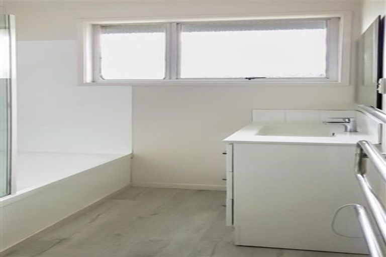 Photo of property in 242 Centreway Road, Orewa, 0931