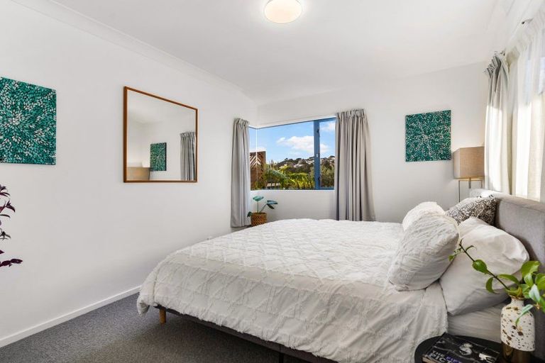 Photo of property in 2/87 Island Bay Road, Beach Haven, Auckland, 0626