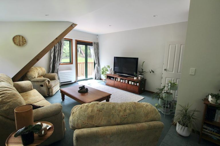 Photo of property in 2 Cascade Avenue, Waiatarua, Auckland, 0604