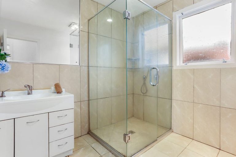 Photo of property in 2/4202a Great North Road, Glendene, Auckland, 0602