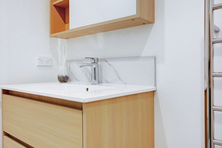 Photo of property in 4/23 Awaroa Road, Sunnyvale, Auckland, 0612