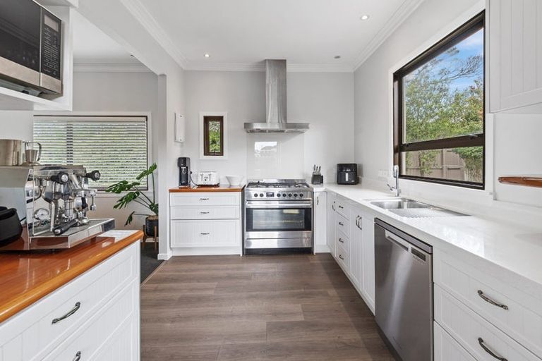 Photo of property in 1/884 Beach Road, Waiake, Auckland, 0630