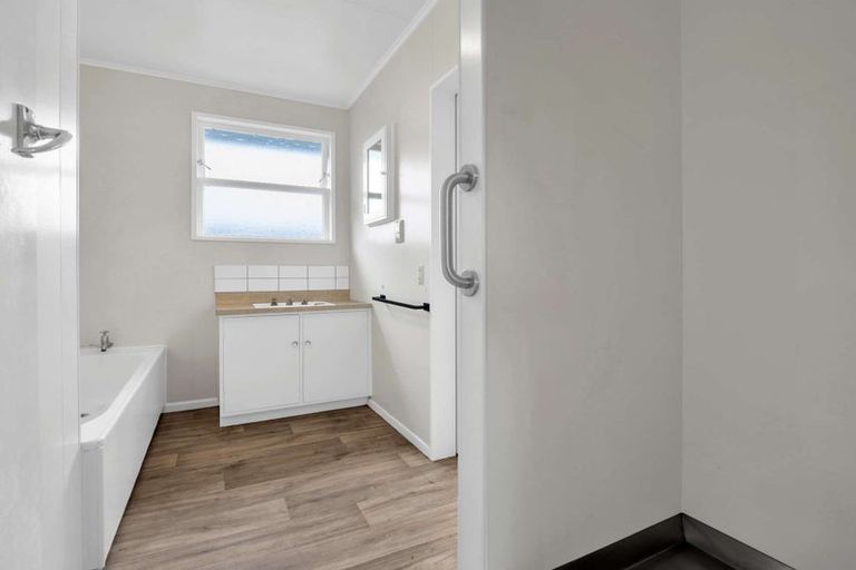 Photo of property in 5 Oturi Road, Waverley, 4510