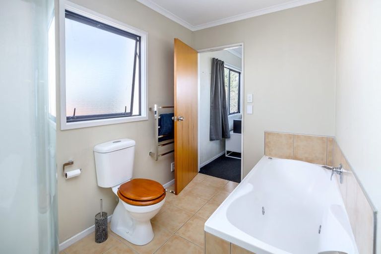 Photo of property in 106 Pacific Drive, Fitzherbert, Palmerston North, 4410