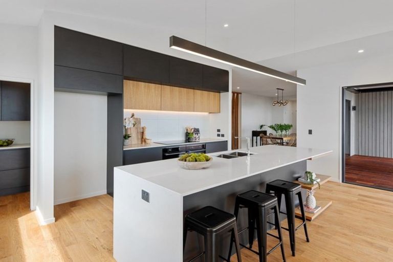Photo of property in 2 Bluewater View, Mount Pleasant, Christchurch, 8081