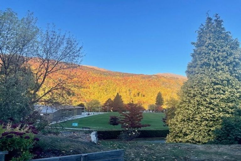 Photo of property in 16 Argyle Place, Arrowtown, 9302