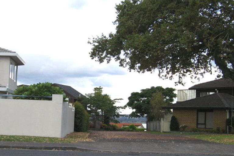 Photo of property in 28 Luckens Road, West Harbour, Auckland, 0618