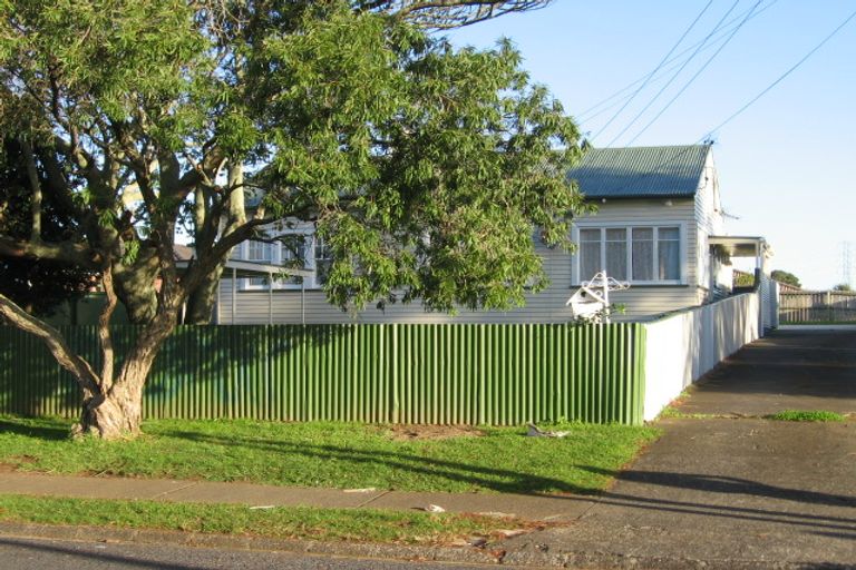 Photo of property in 17 Flat Bush Road, Otara, Auckland, 2023