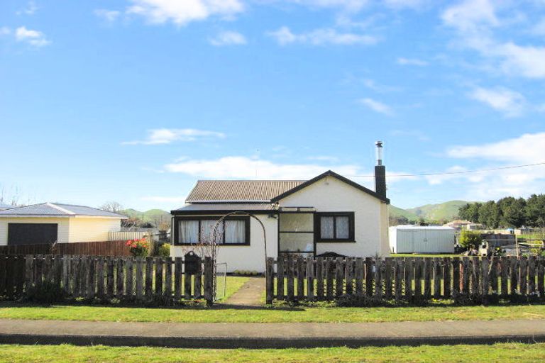 Photo of property in 2 Lake Street, Takapau, 4203