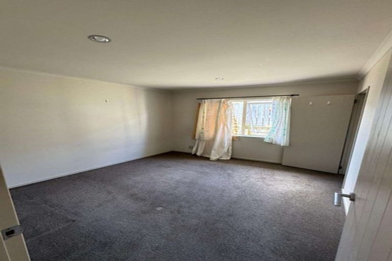 Photo of property in 50a Miles Crescent, Newlands, Wellington, 6037