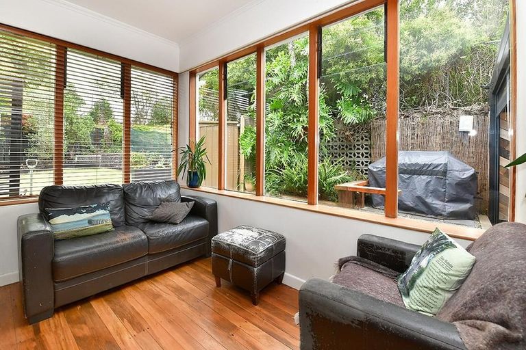 Photo of property in 16 Forrest Hill Road, Forrest Hill, Auckland, 0620