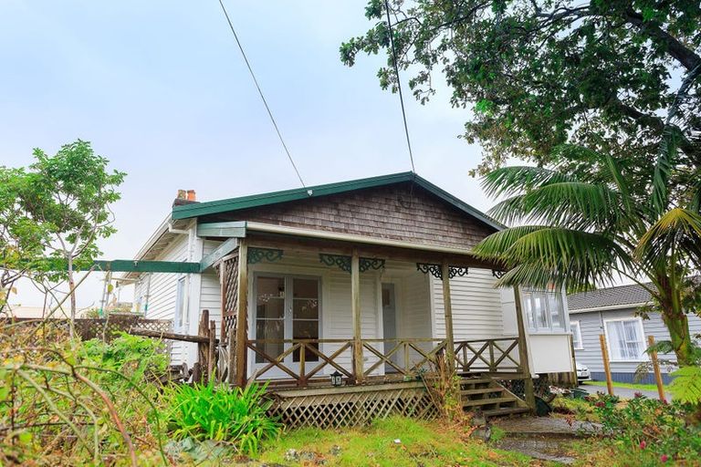 Photo of property in 11 Clayburn Road, Glen Eden, Auckland, 0602