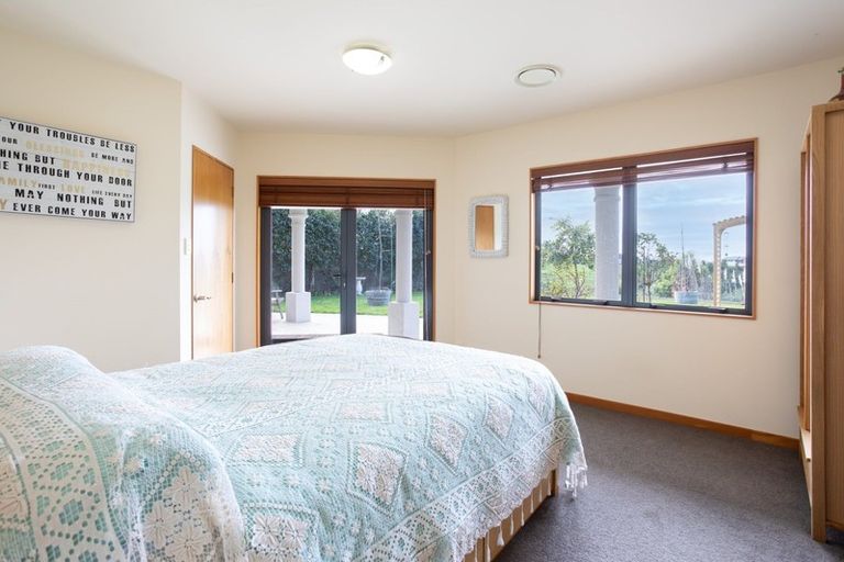 Photo of property in 33 Ruapehu Drive, Fitzherbert, Palmerston North, 4410