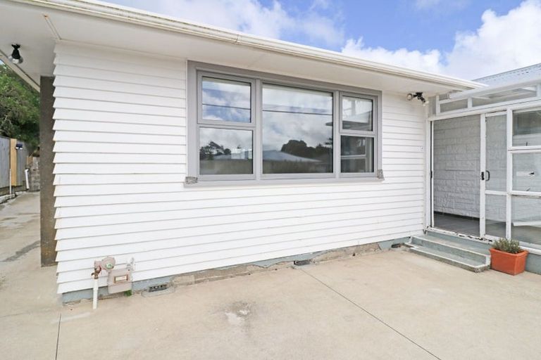 Photo of property in 8 Kenmore Street, Newlands, Wellington, 6037