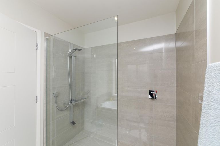 Photo of property in 2 Grand Oaks Drive, Awapuni, Palmerston North, 4412