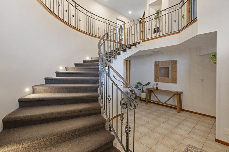 Photo of property in 33 Ruapehu Drive, Fitzherbert, Palmerston North, 4410