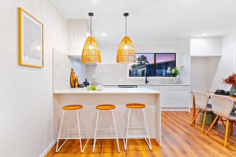 Photo of property in 11 Ranui Station Road, Ranui, Auckland, 0612