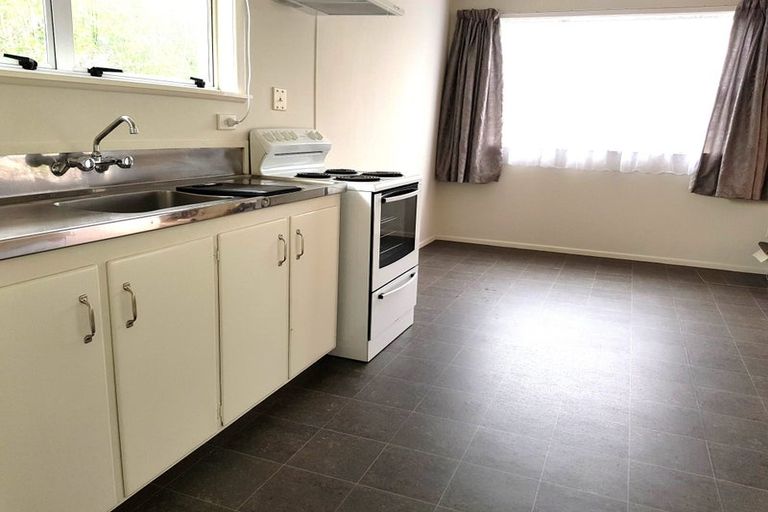 Photo of property in 18 Normandy Place, Henderson, Auckland, 0610