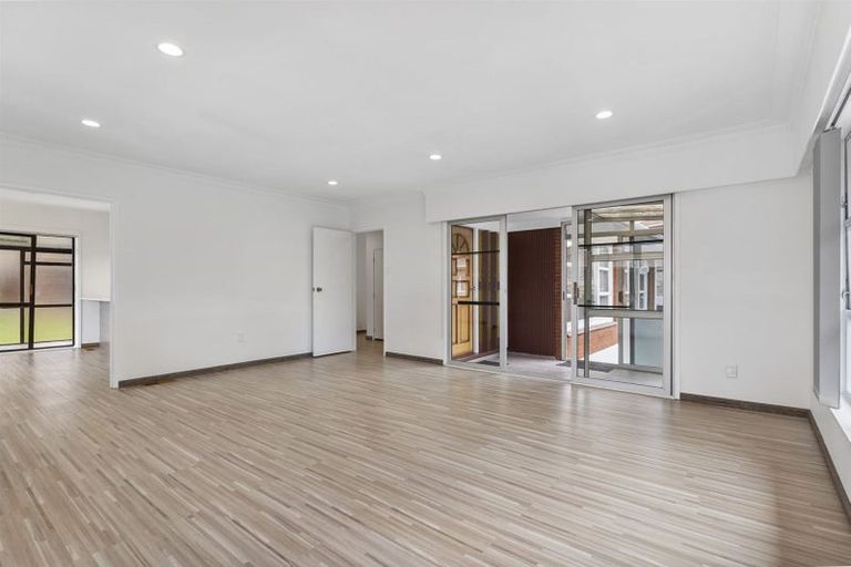 Photo of property in 176 Edmonton Road, Te Atatu South, Auckland, 0610