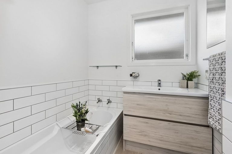 Photo of property in 1 Warwick Avenue, St Andrews, Hamilton, 3200