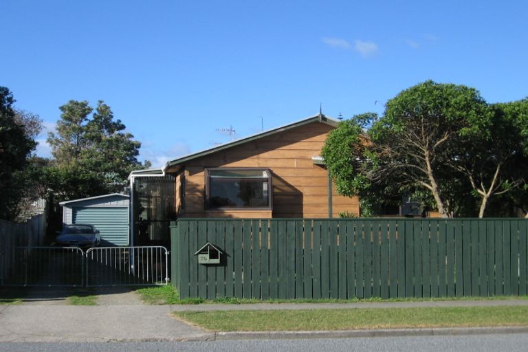 Photo of property in 76 Queens Road, Waikanae Beach, Waikanae, 5036