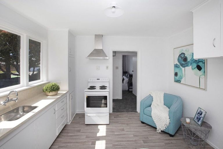 Photo of property in 100 Middlepark Road, Sockburn, Christchurch, 8042