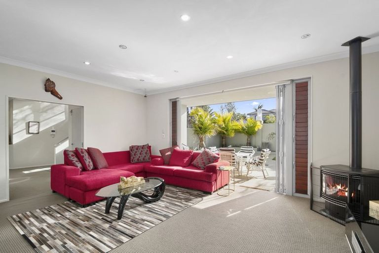 Photo of property in 11 Mistral Place, West Harbour, Auckland, 0618