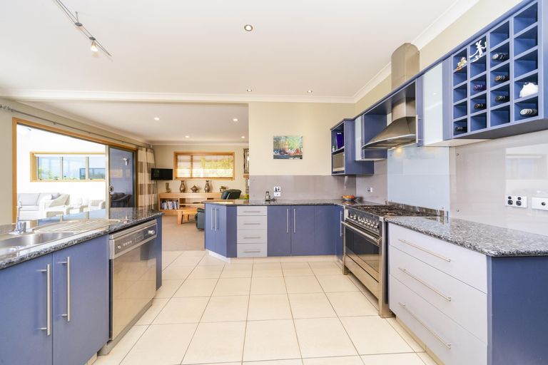 Photo of property in 27 The Strand, Fitzherbert, Palmerston North, 4410