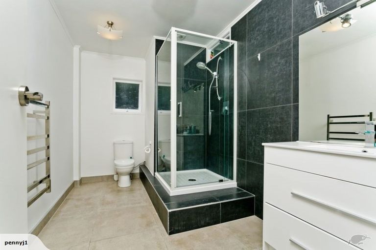 Photo of property in 2/33 Hyde Road, Rothesay Bay, Auckland, 0630