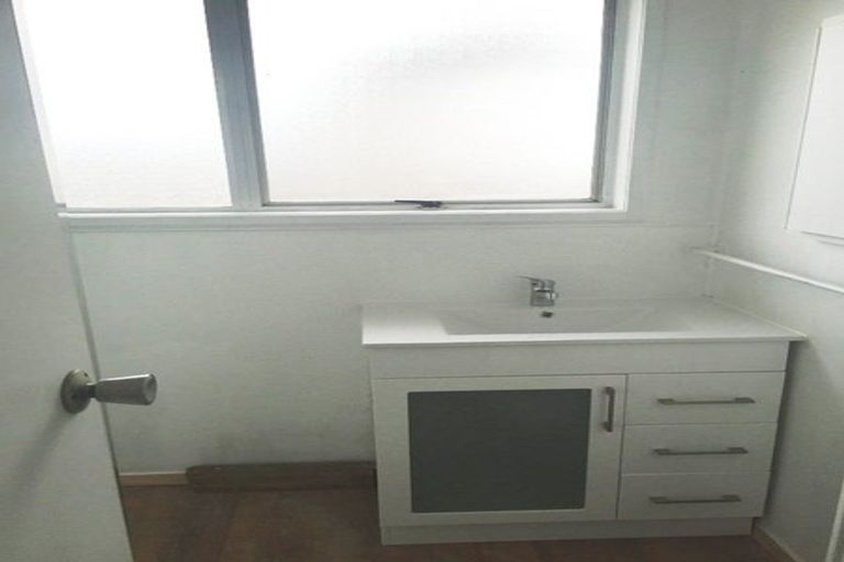 Photo of property in 402 Roscommon Road, Clendon Park, Auckland, 2103