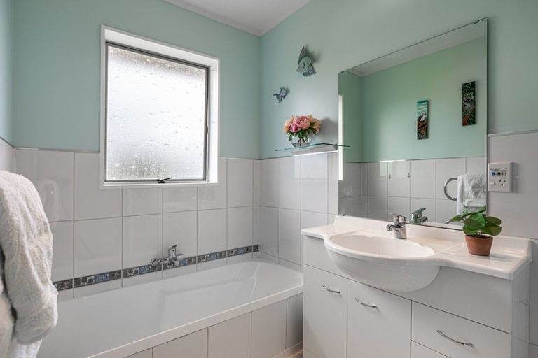 Photo of property in 76b Kiwi Esplanade, Mangere Bridge, Auckland, 2022