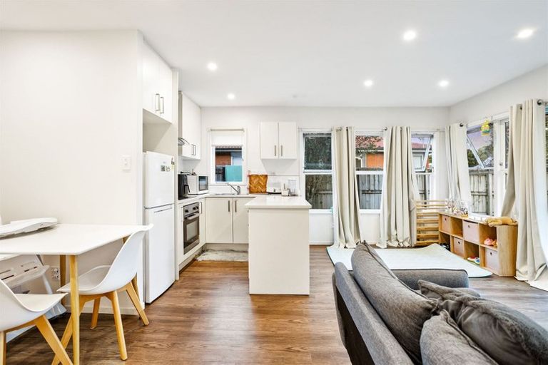 Photo of property in 14 Yeovil Road, Te Atatu Peninsula, Auckland, 0610