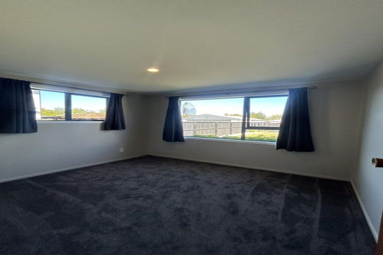 Photo of property in 135 Queenspark Drive, Parklands, Christchurch, 8083
