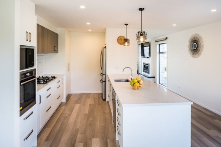 Photo of property in 22 Cromwell Point, Newlands, Wellington, 6037