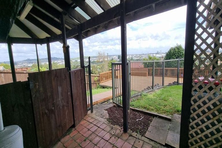 Photo of property in 28 Ellesmere Crescent, Pakuranga Heights, Auckland, 2010