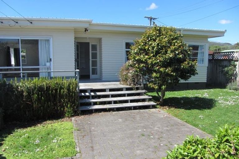 Photo of property in 18 Saulbrey Grove, Woburn, Lower Hutt, 5010