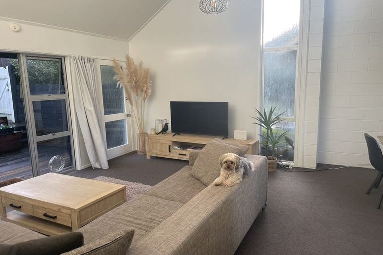 Photo of property in 2/41 Ravenwood Drive, Forrest Hill, Auckland, 0620