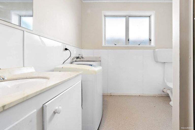 Photo of property in 3/46 Fruitvale Road, New Lynn, Auckland, 0600