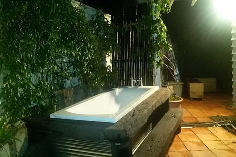 Photo of property in 76 Wade River Road, Stanmore Bay, Whangaparaoa, 0932