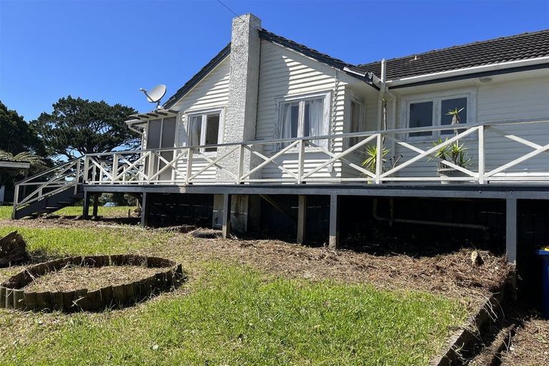 Photo of property in 16 Cliff View Drive, Green Bay, Auckland, 0604