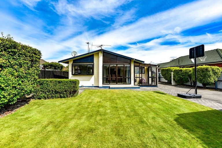 Photo of property in 65 Farquhars Road, Redwood, Christchurch, 8051