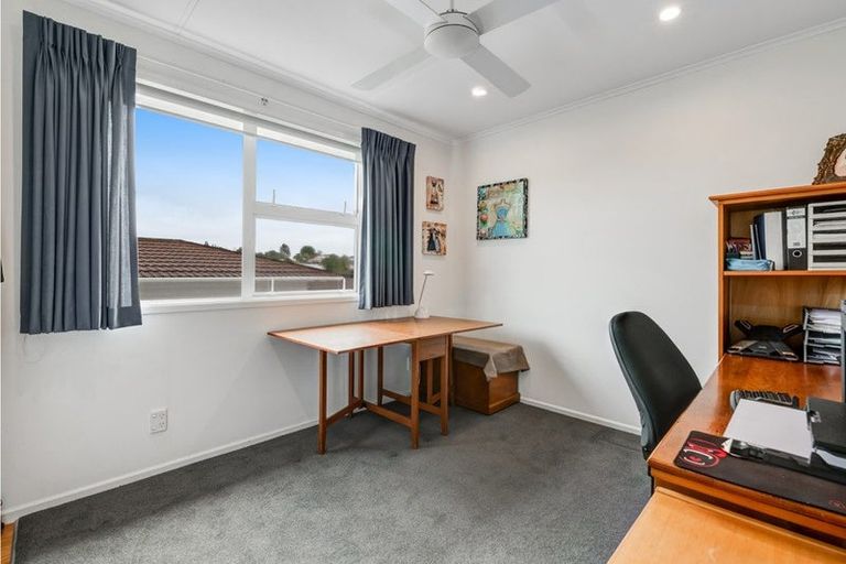 Photo of property in 1/302 Sunset Road, Windsor Park, Auckland, 0632