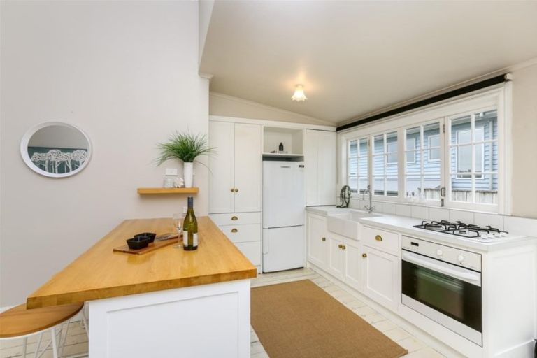 Photo of property in 32 Belt Road, Moturoa, New Plymouth, 4310