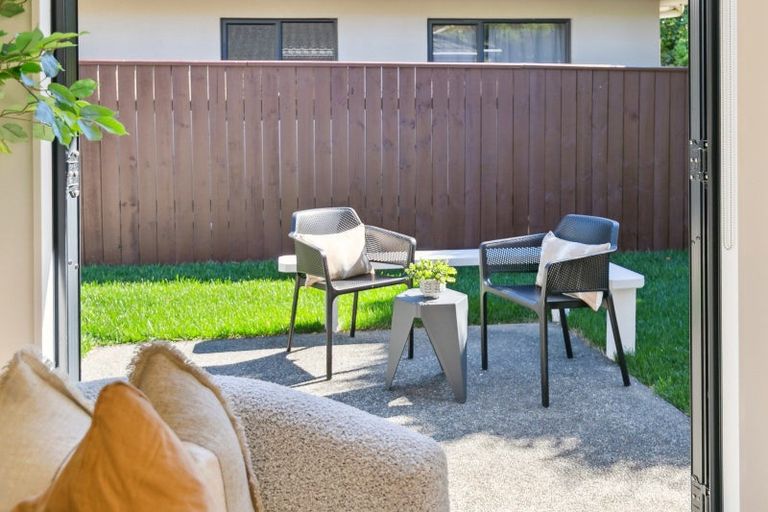 Photo of property in 7b Lyndfield Lane, Newlands, Wellington, 6037