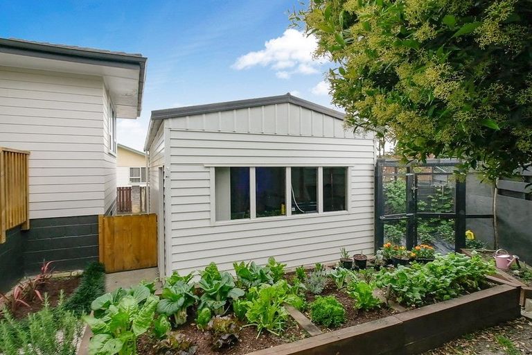 Photo of property in 19 Roick Parade, Glen Eden, Auckland, 0602