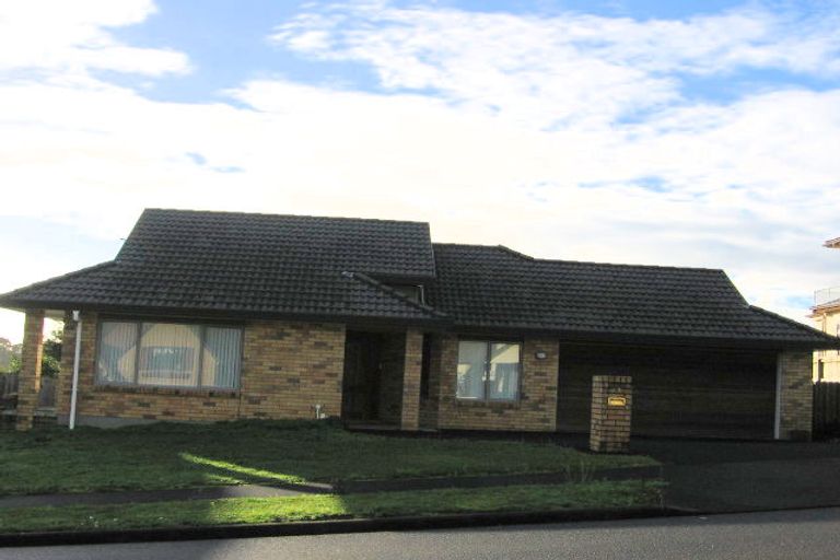 Photo of property in 12 Capistrano Mews, Goodwood Heights, Auckland, 2105